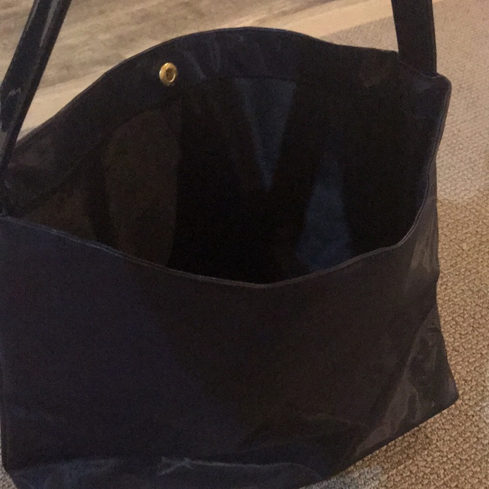 Cute black nylon tong-Ta bucket tote!